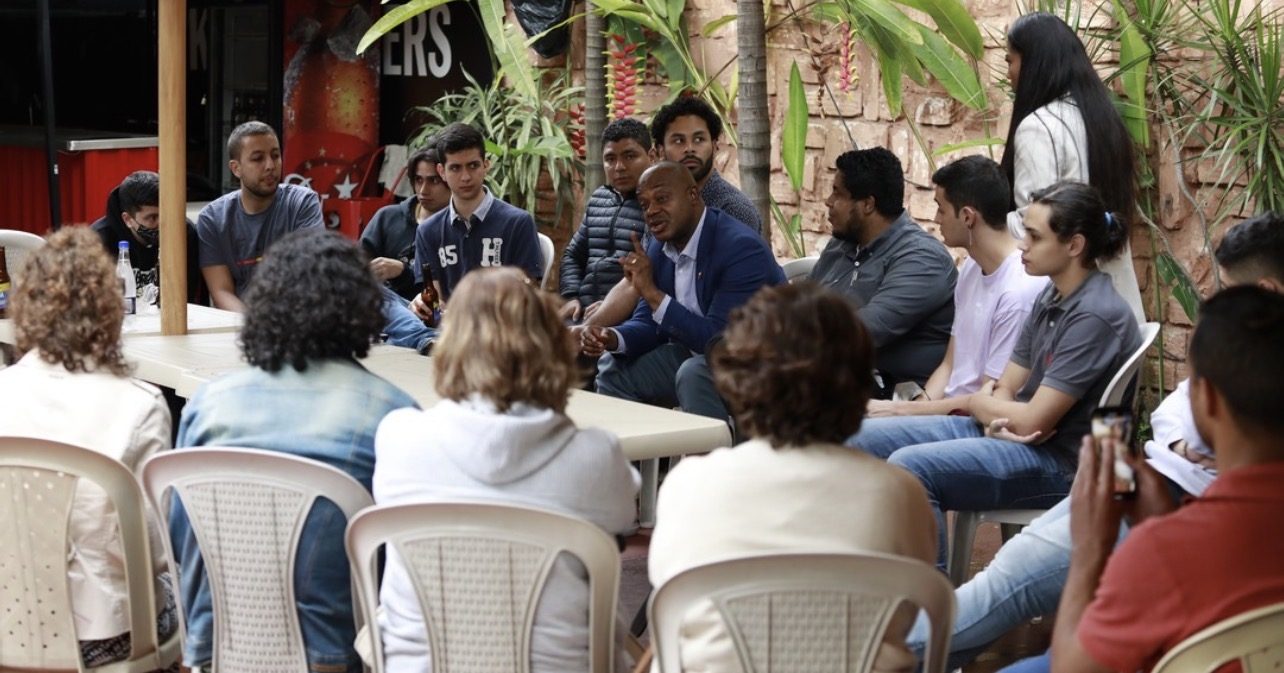 Encuentro cercano con una familia en su vecindario